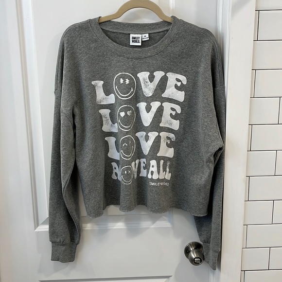 Women's SmileyWorld Love Above All Graphic Sweatshirt Gray M Smiley Company NWT - Picture 4 of 13
